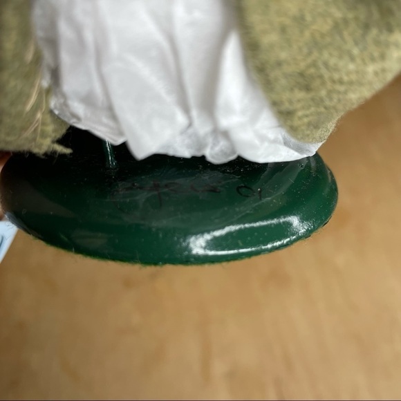 Byers Choice Ltd. The Carolers 2001 Woman Fish Monger Holiday Christmas Figurine - Picture 6 of 7